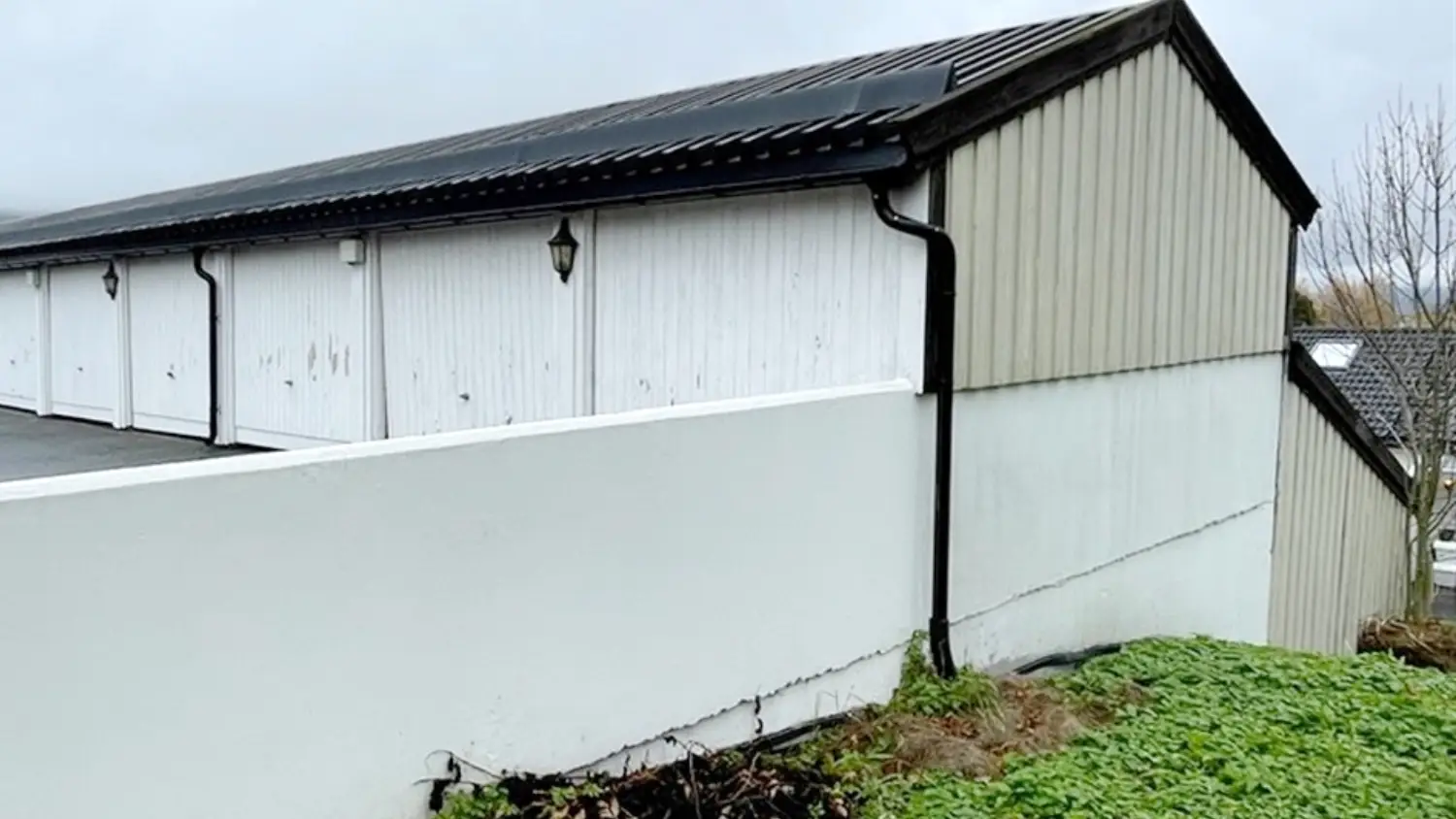 Karlshusgarasjene_rekkegarasje_rehabilitering