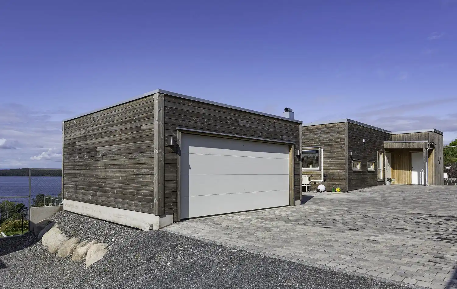 <a href='/bilder/referanser/flatt-tak/karlshusgarasjene_flatt-tak_006.jpg' download>Last ned bilde</a>