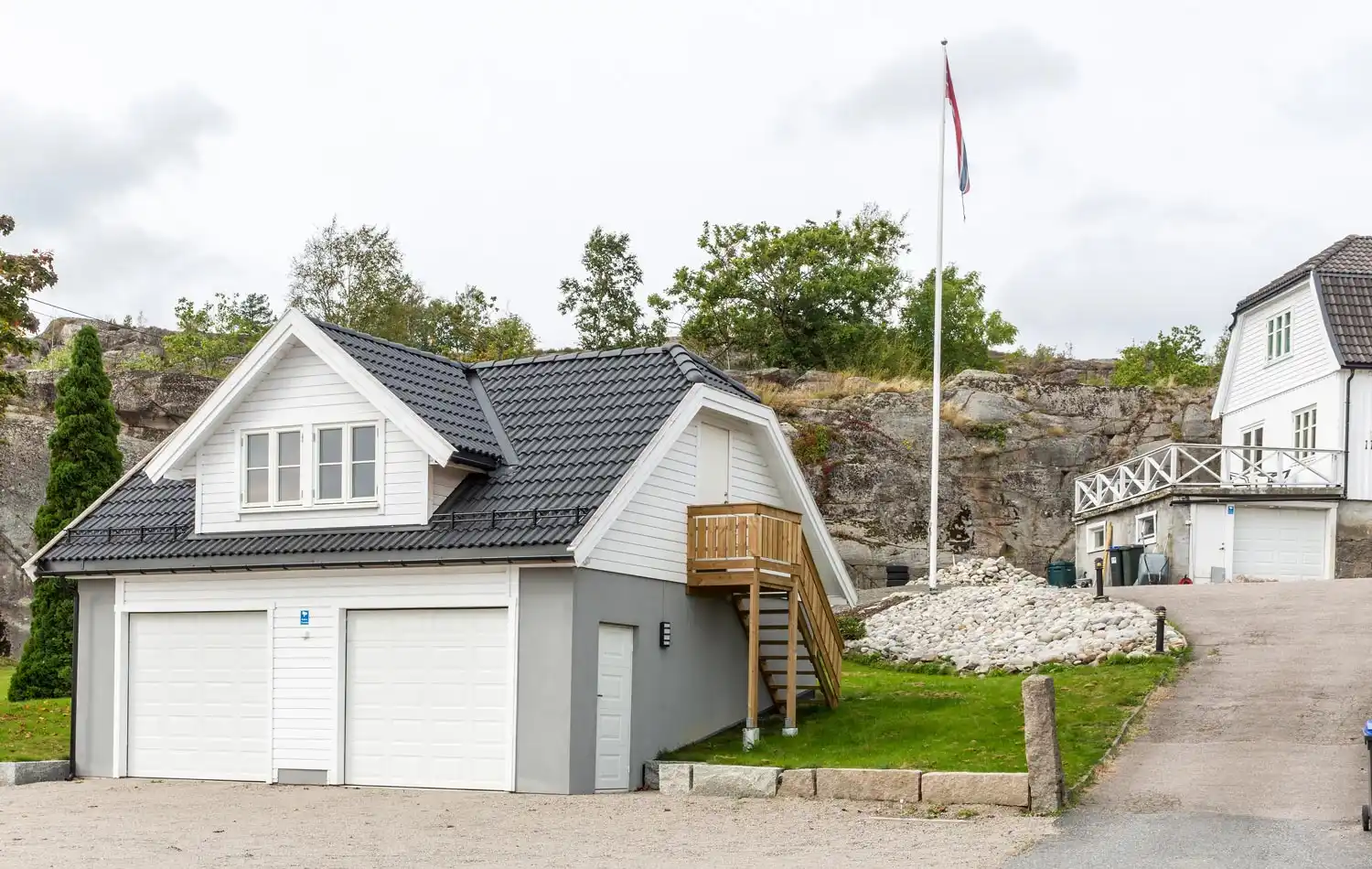 <a href='/bilder/referanser/halvalm-kvist/karlshusgarasjene_halvvalm-med-kvist_002.jpg' download>Last ned bilde</a>