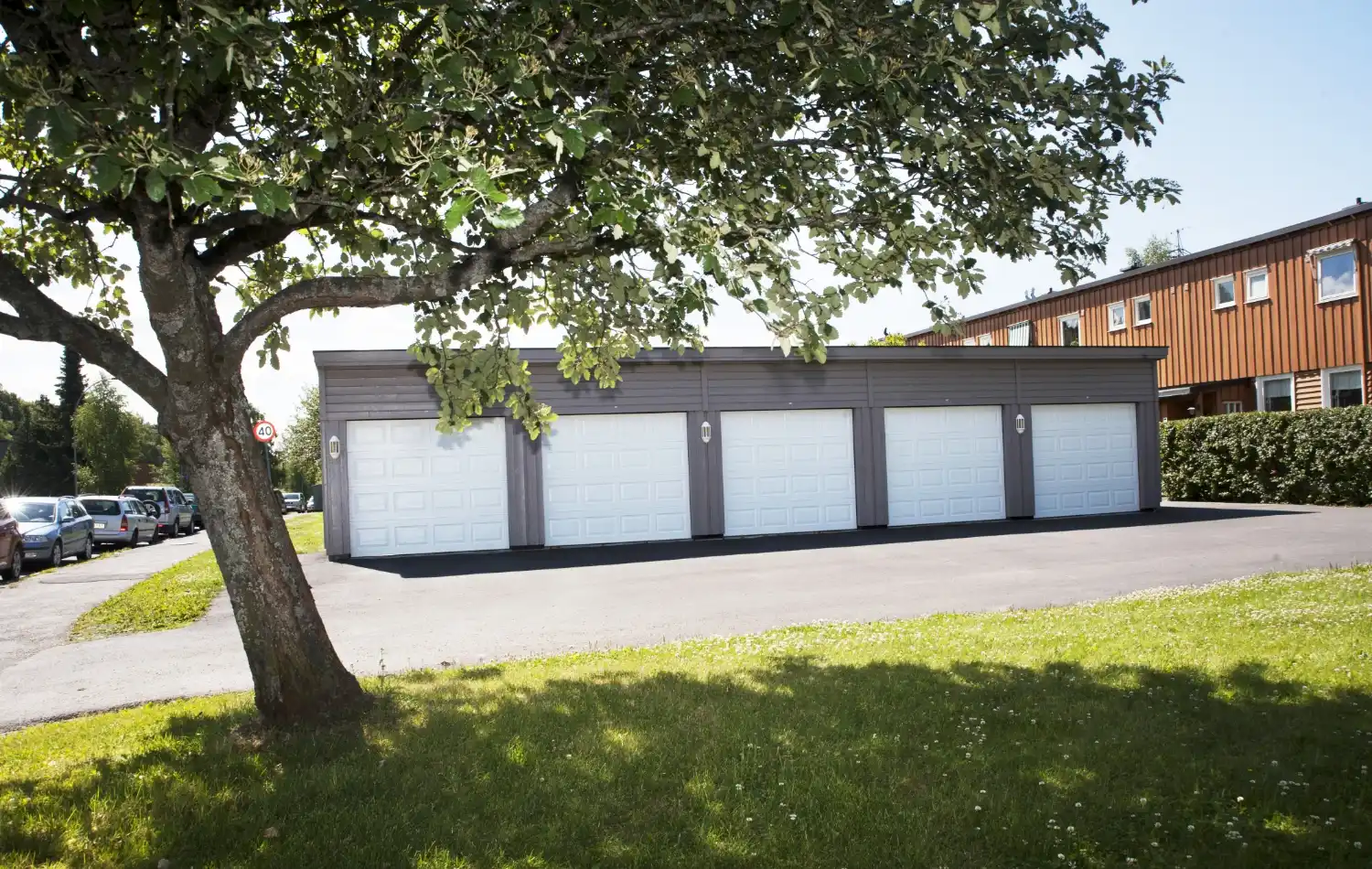 <a href='/bilder/referanser/rekkegarasjer/karlshusgarasjene_rekkegarasjer_002.jpg' download>Last ned bilde</a>