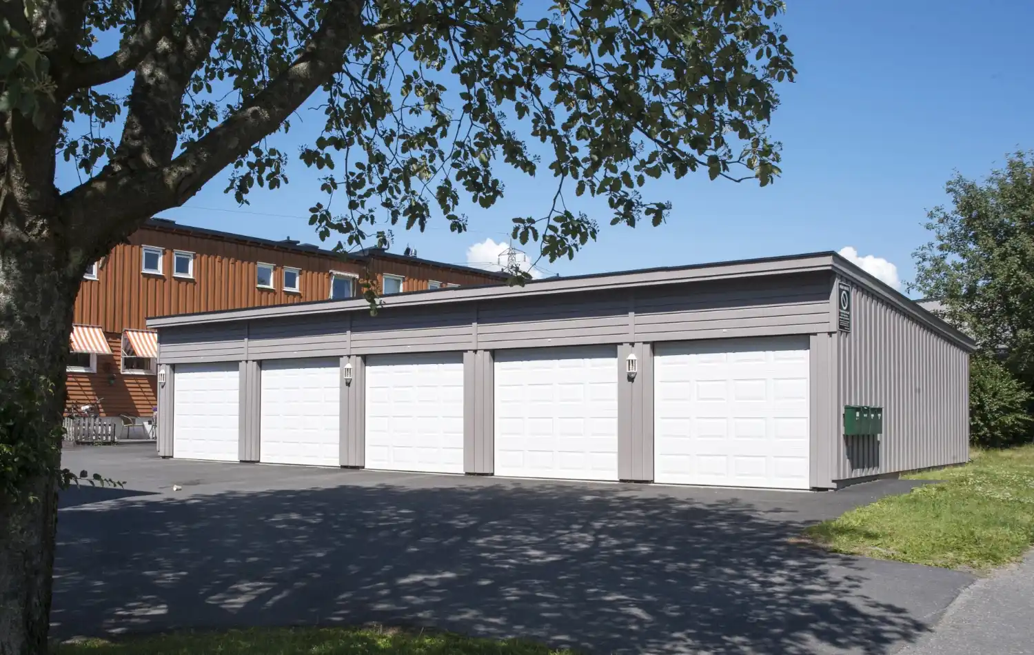 <a href='/bilder/referanser/rekkegarasjer/karlshusgarasjene_rekkegarasjer_003.jpg' download>Last ned bilde</a>