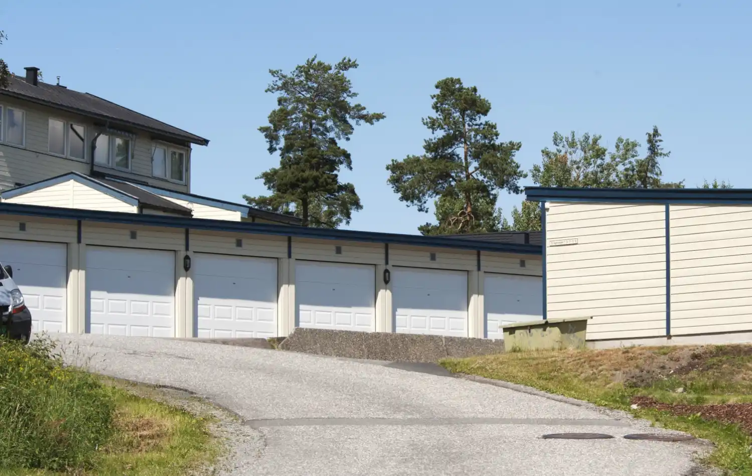 <a href='/bilder/referanser/rekkegarasjer/karlshusgarasjene_rekkegarasjer_005.jpg' download>Last ned bilde</a>