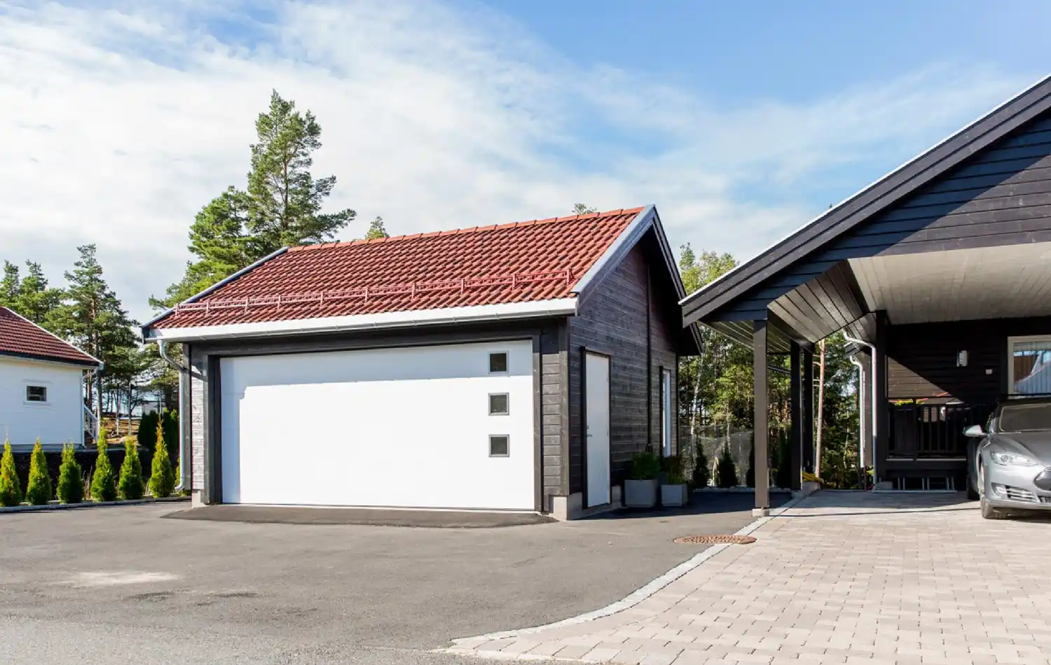 <a href='/bilder/referanser/saltak-dobbel/karlshusgarasjene_saltak_dobbel_001.jpg' download>Last ned bilde</a>