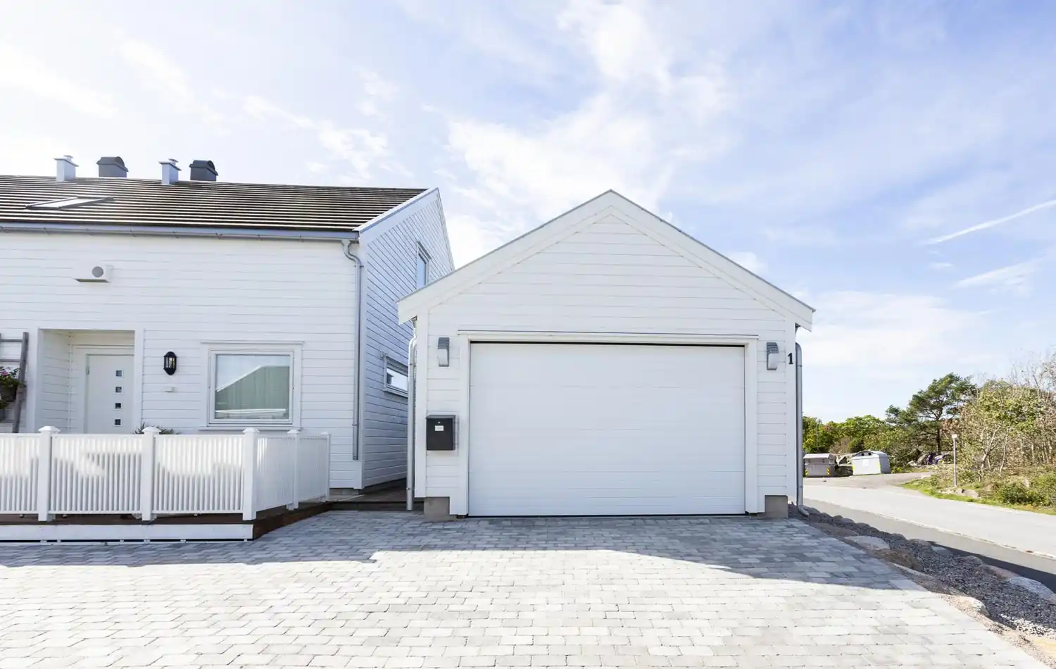 <a href='/bilder/referanser/saltak-dobbel/karlshusgarasjene_saltak_dobbel_006.jpg' download>Last ned bilde</a>