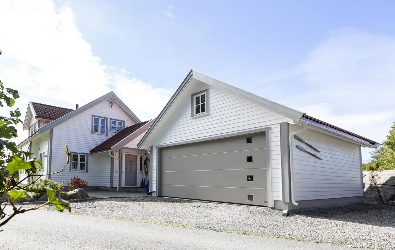 <a href='/bilder/referanser/saltak-dobbel/karlshusgarasjene_saltak_dobbel_009.jpg' download>Last ned bilde</a>