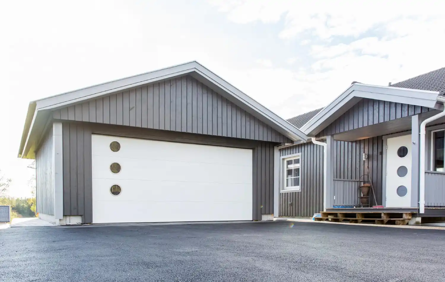 <a href='/bilder/referanser/saltak-dobbel/karlshusgarasjene_saltak_dobbel_029.jpg' download>Last ned bilde</a>