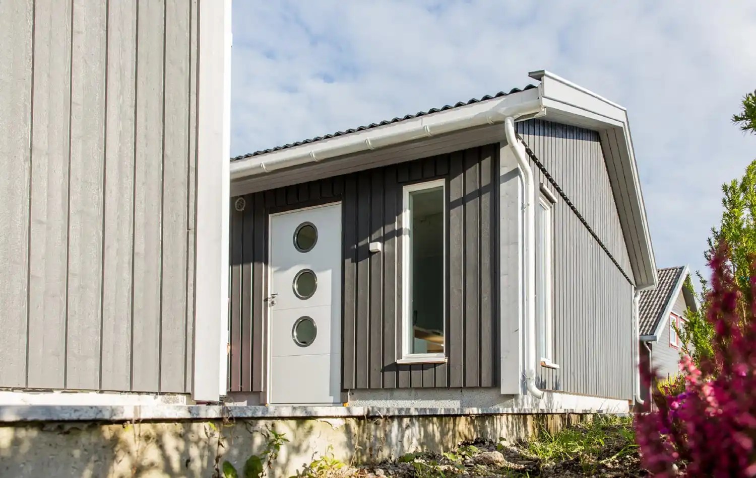 <a href='/bilder/referanser/saltak-dobbel/karlshusgarasjene_saltak_dobbel_030.jpg' download>Last ned bilde</a>