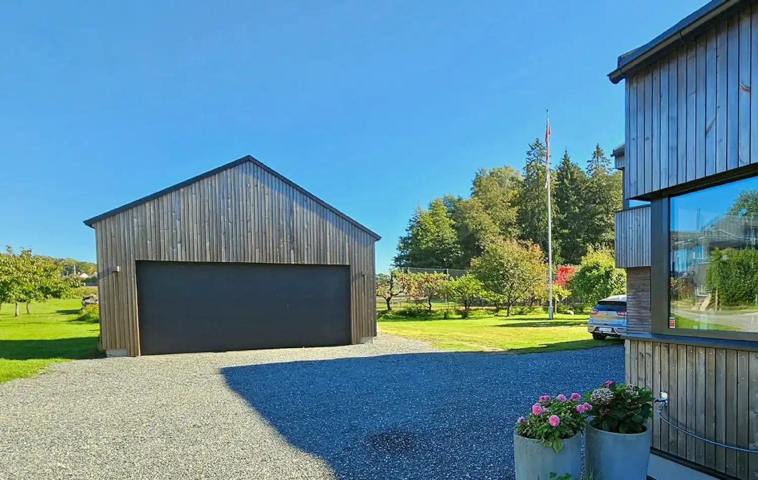 <a href='/bilder/referanser/saltak-dobbel/karlshusgarasjene_saltak_dobbel_037.jpg' download>Last ned bilde</a>