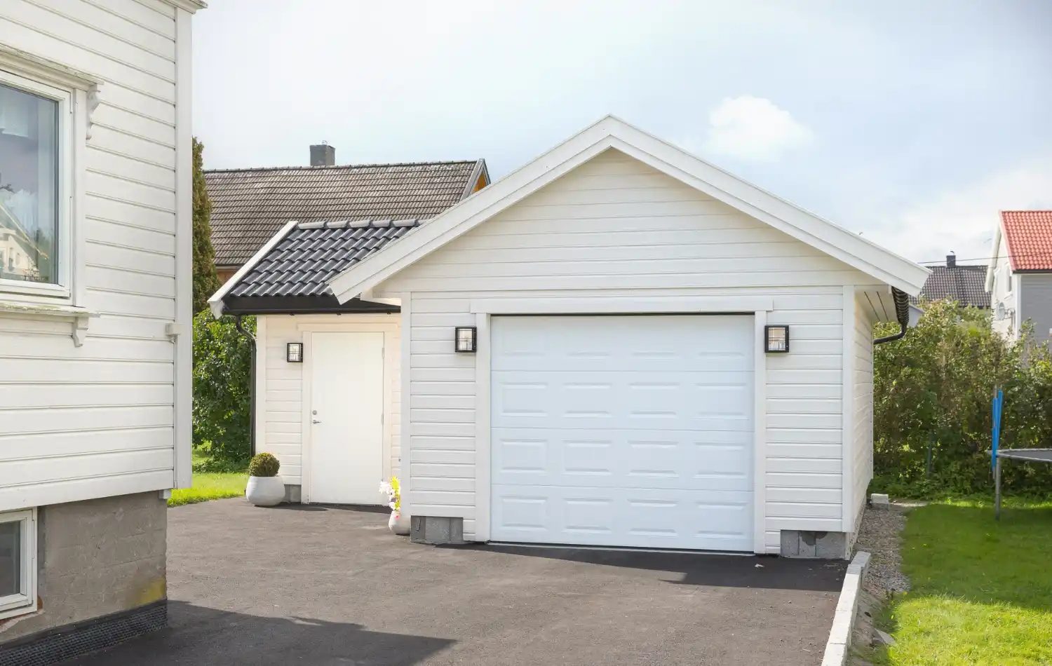 <a href='/bilder/referanser/saltak-enkel/karlshusgarasjene_saltak_enkel_4.jpg' download>Last ned bilde</a>